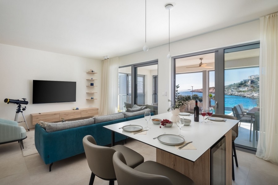Soggiorno con vista mare e accesso alla terrazza
