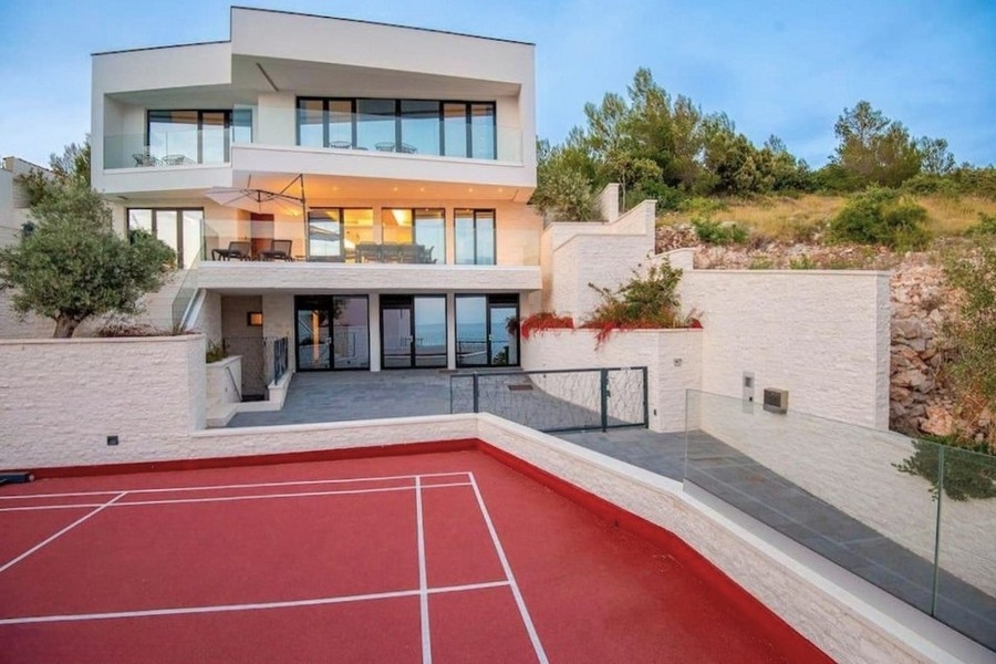 Villa di lusso con campo sportivo in vendita vicino a Primosten in Croazia.