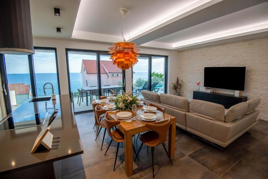 Zona giorno e pranzo aperta con vista mare e accesso alla terrazza