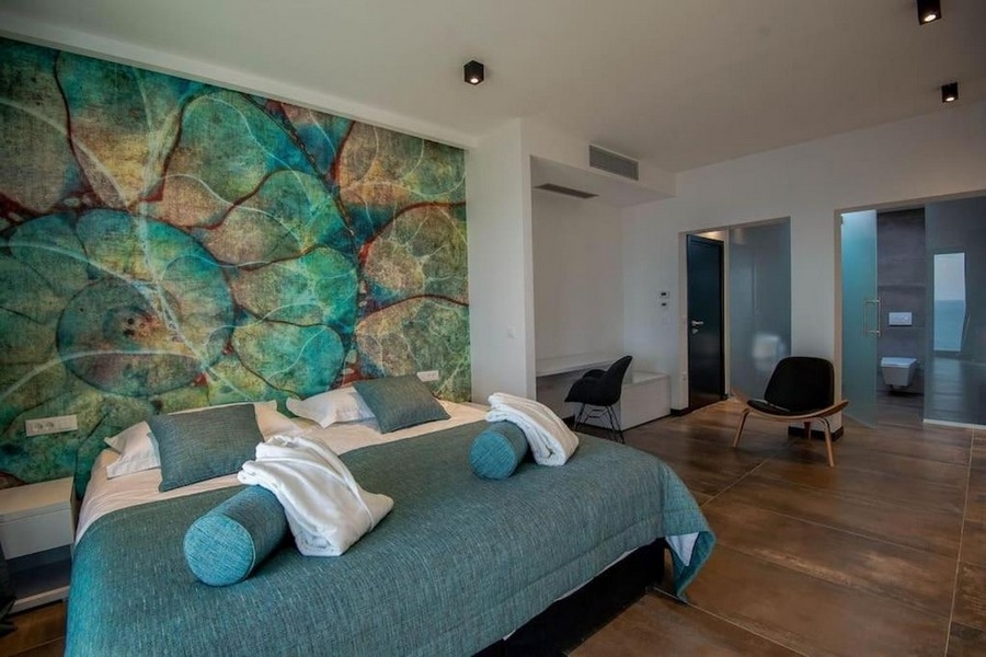 Camera da letto con letto matrimoniale, parete di design e bagno en-suite