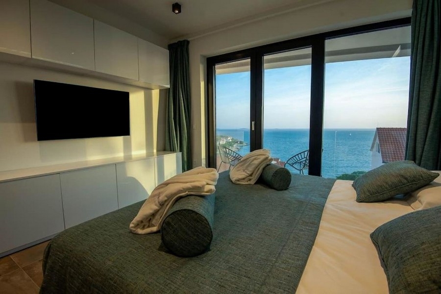Camera da letto con vista mare e accesso al balcone