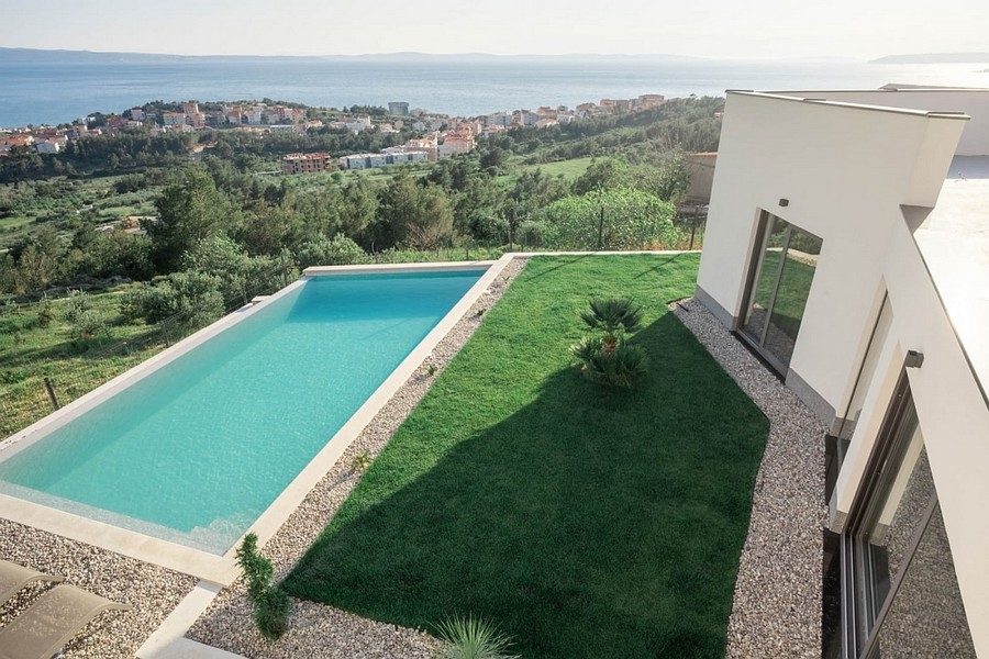 Vista sulla piscina e sul mare dalla villa H3816 vicino a Split in Croazia.
