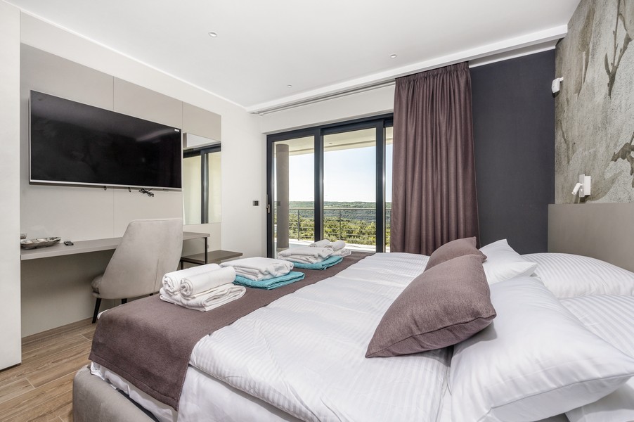 Camera da letto con accesso alla terrazza e vista lontana