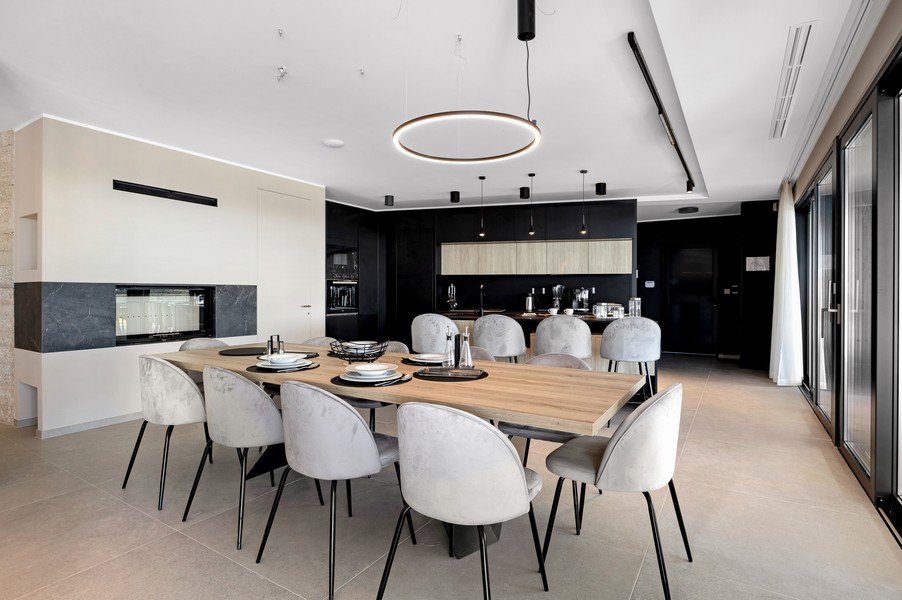 Zona pranzo con cucina di design e illuminazione moderna