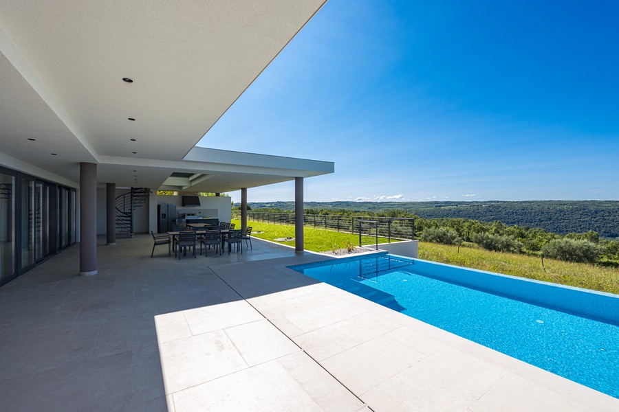 Piscina e terrazza coperta con vista sulla valle