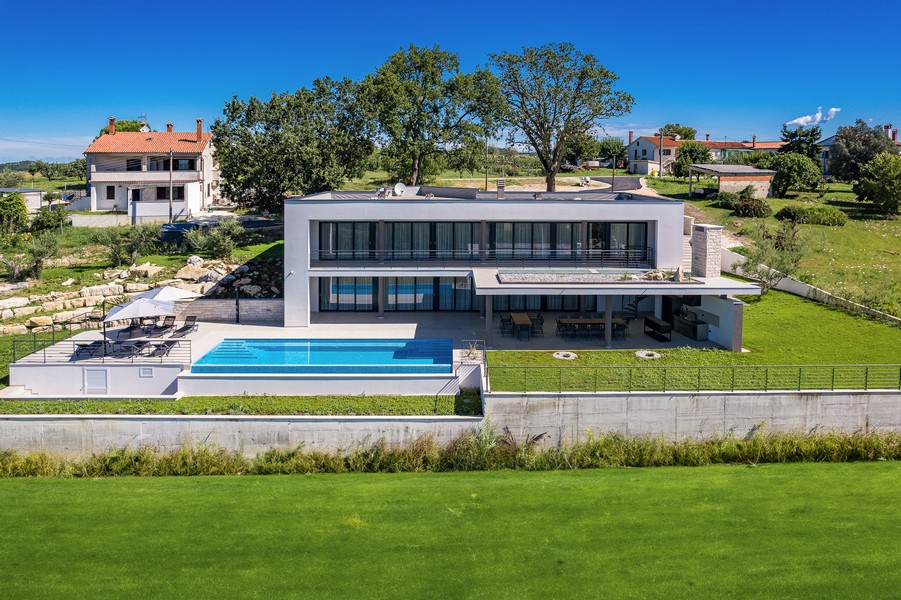 Villa moderna con architettura lineare e ampio terreno