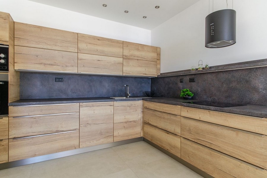 Cucina componibile moderna con ante in legno e isola