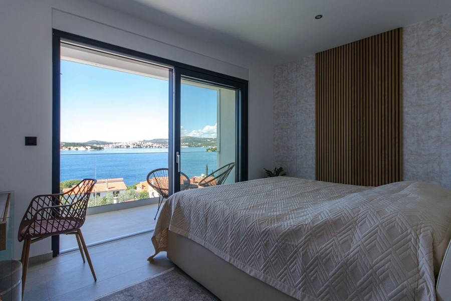 Camera da letto con balcone e vista panoramica sul mare