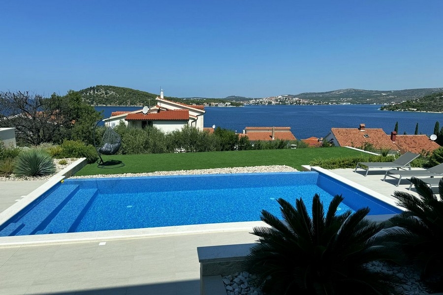 Piscina e vista mare della villa H3818, in vendita a Rogoznica.