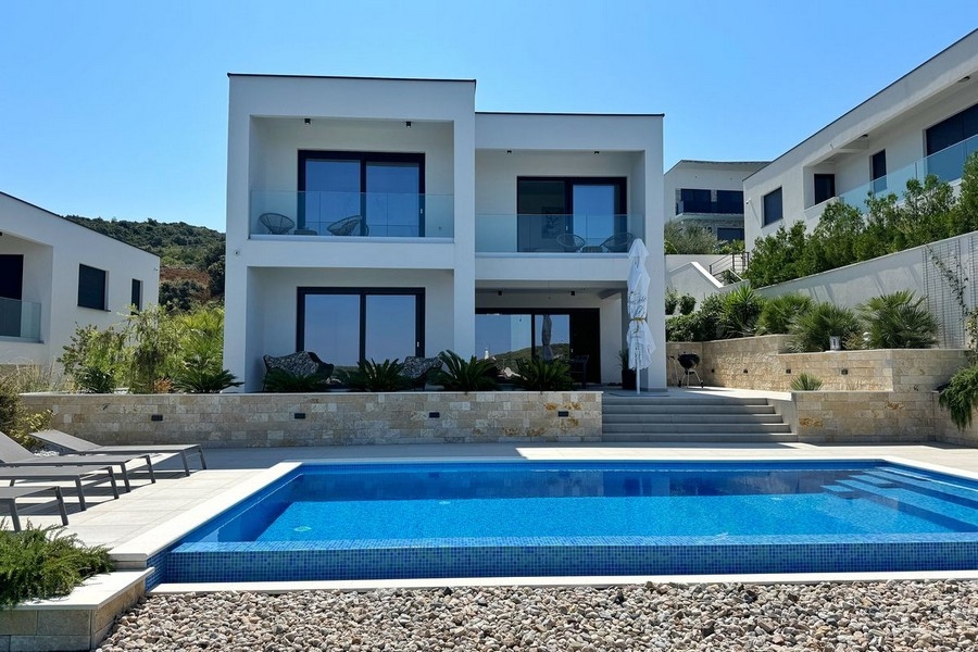 Villa moderna con piscina e vista mare a Rogoznica