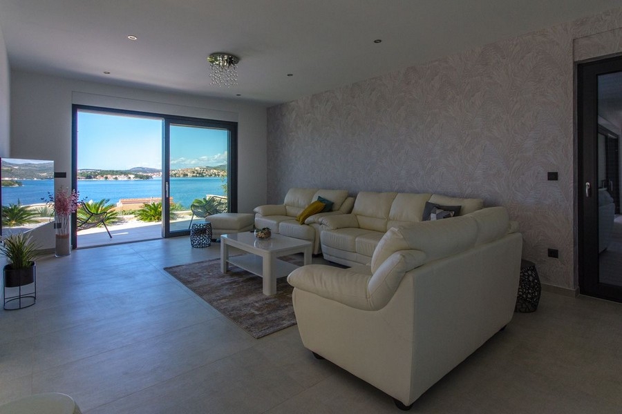 Soggiorno con terrazza e vista sulla linea costiera