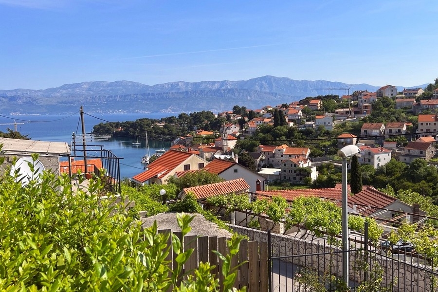 Casa a Brac con vista sul paese, sulla baia e sulle montagne