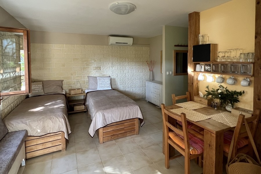 Camera da letto con due letti singoli e piccola zona pranzo