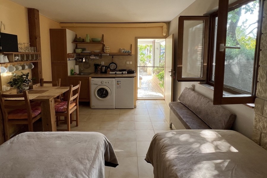 Monolocale con angolo cottura e accesso all'area esterna