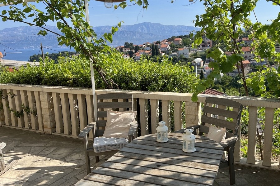 Terrazza con salotto e vista mare