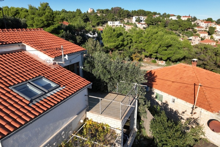 Vista esterna della casa con tetto in tegole rosse