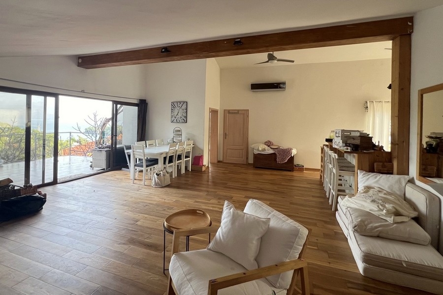 Ampia zona giorno con accesso alla terrazza e vista mare