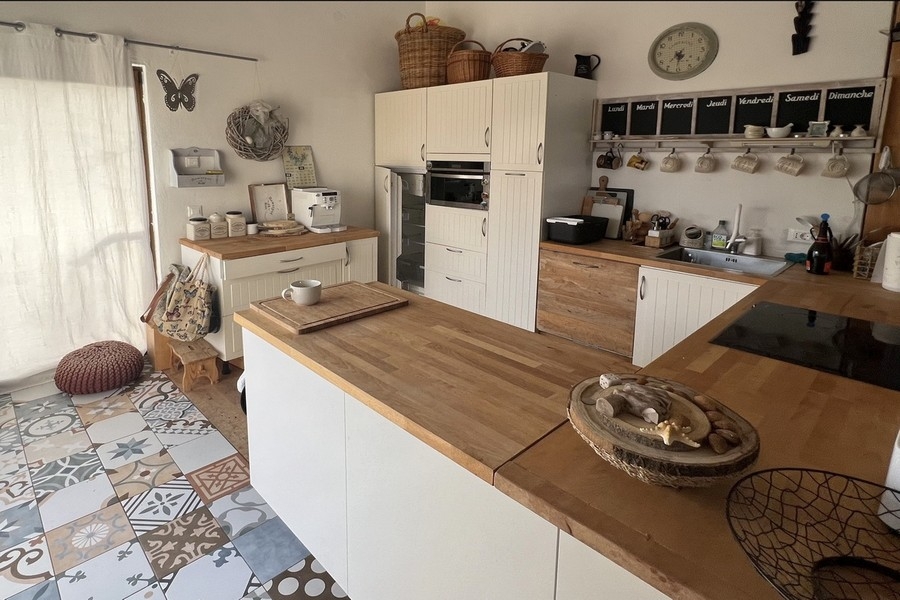 Cucina moderna con isola e piano di lavoro in legno