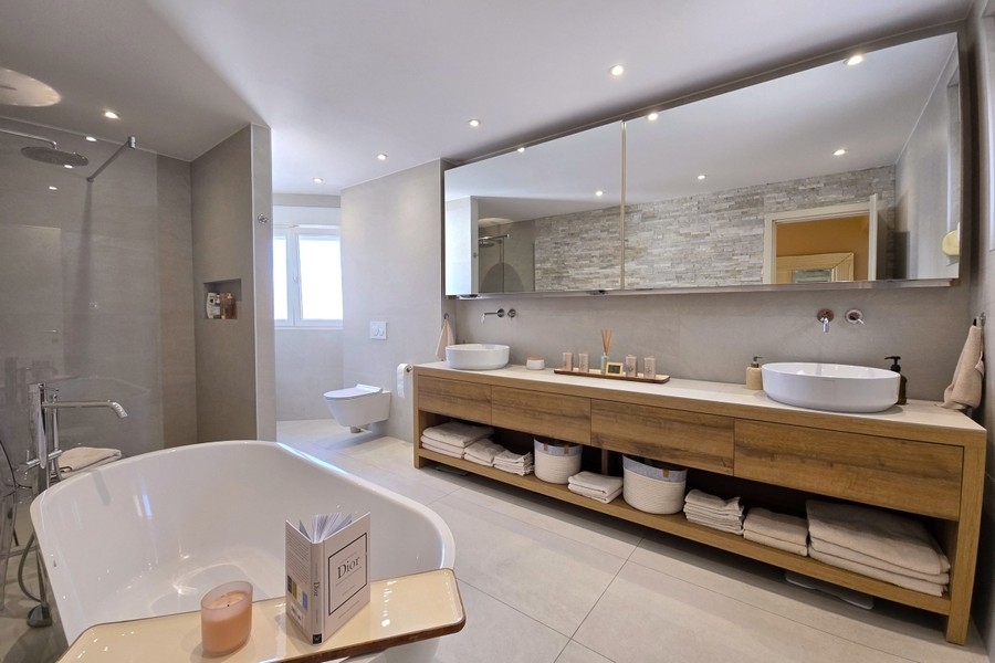 Bagno con vasca freestanding e doppio lavabo