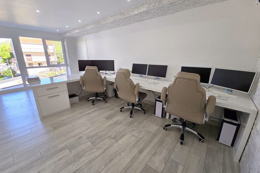 Ufficio con più postazioni di lavoro e grande finestra