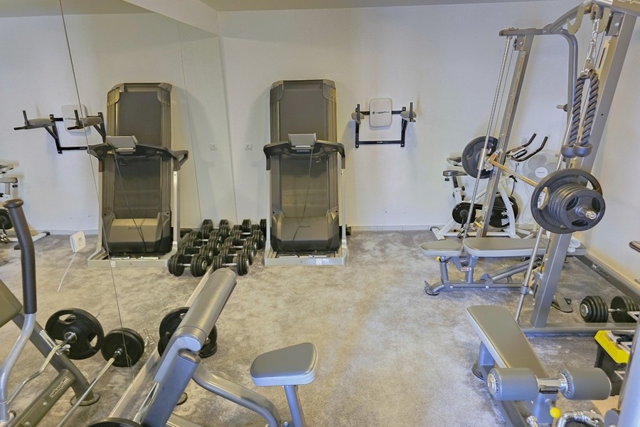 Sala fitness con attrezzi per l'allenamento