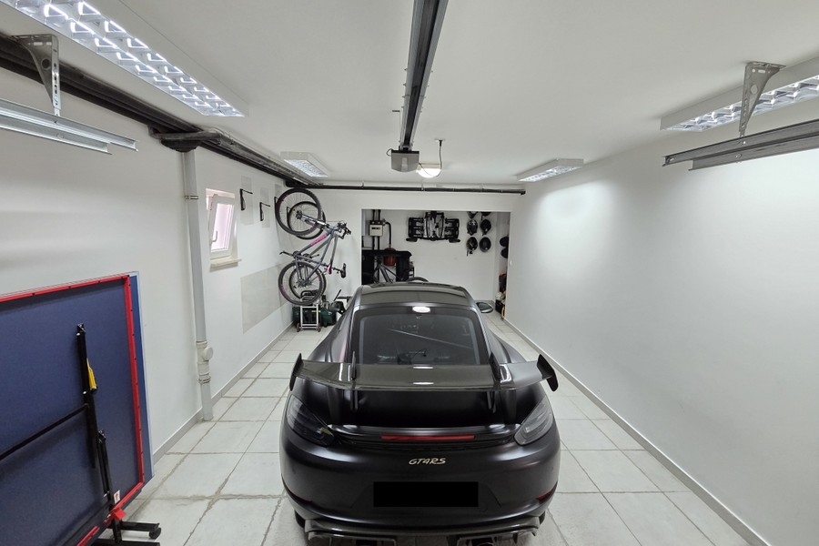 Garage con posto per auto sportiva