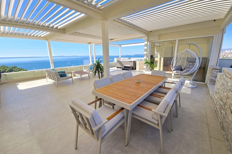 Terrazza sul tetto con zona pranzo e vista mare a Podstrana