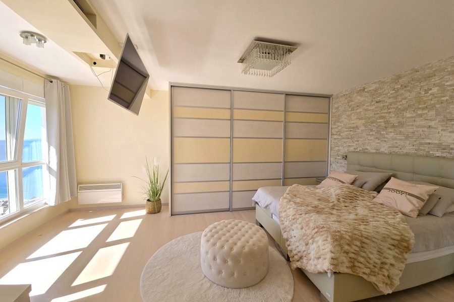Camera da letto con vista mare e armadio a muro