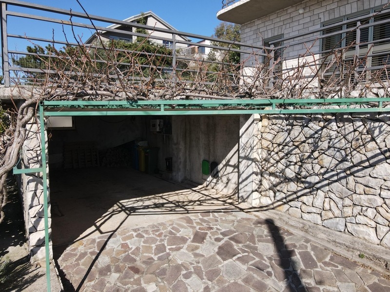 Posto auto coperto nel terreno