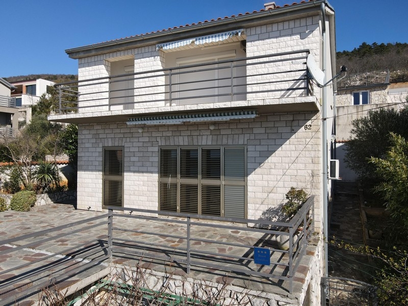 Facciata della casa con balcone e terrazza