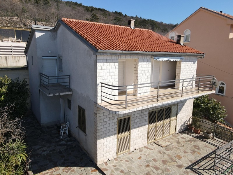 Casa con terrazza e balcone su un pendio