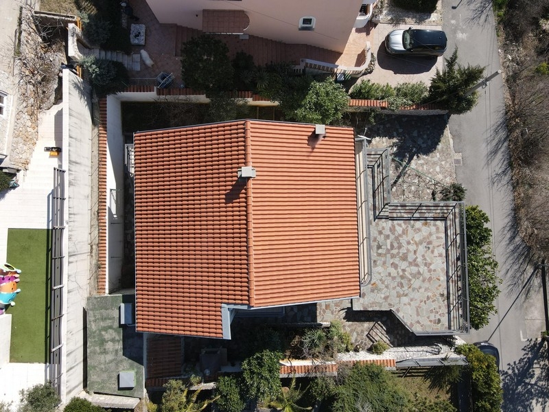 Vista aerea della casa con terreno e terrazze