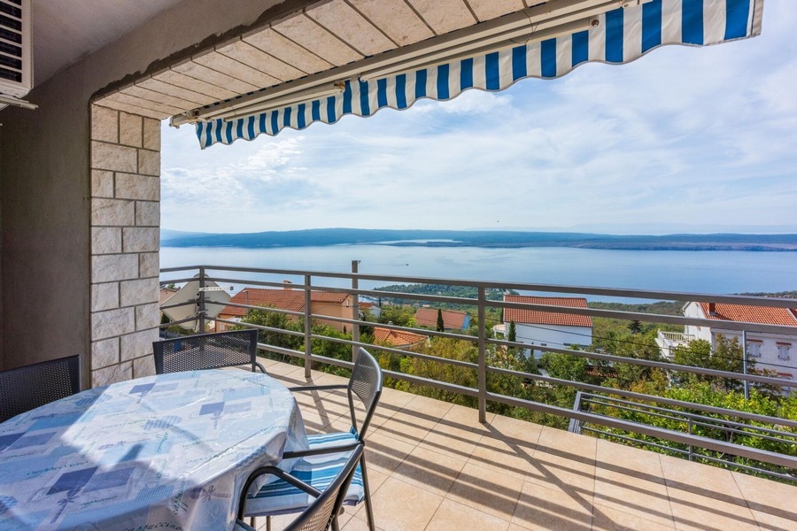 Vista mare da un balcone coperto in Croazia