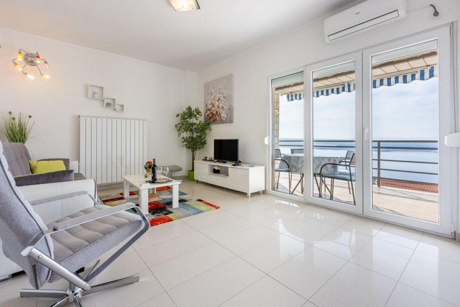 Soggiorno con accesso al balcone e vista mare