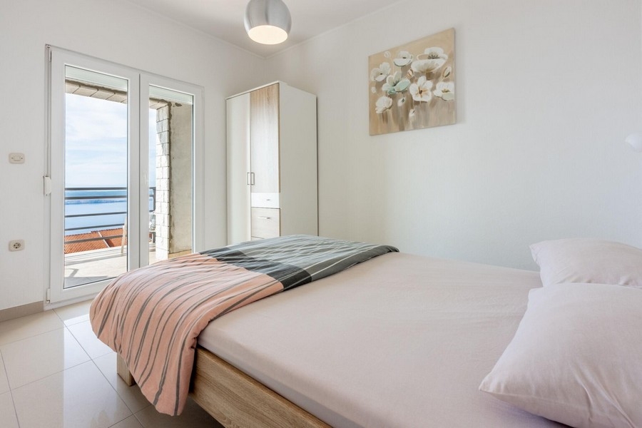 Camera da letto con letto matrimoniale e accesso al balcone
