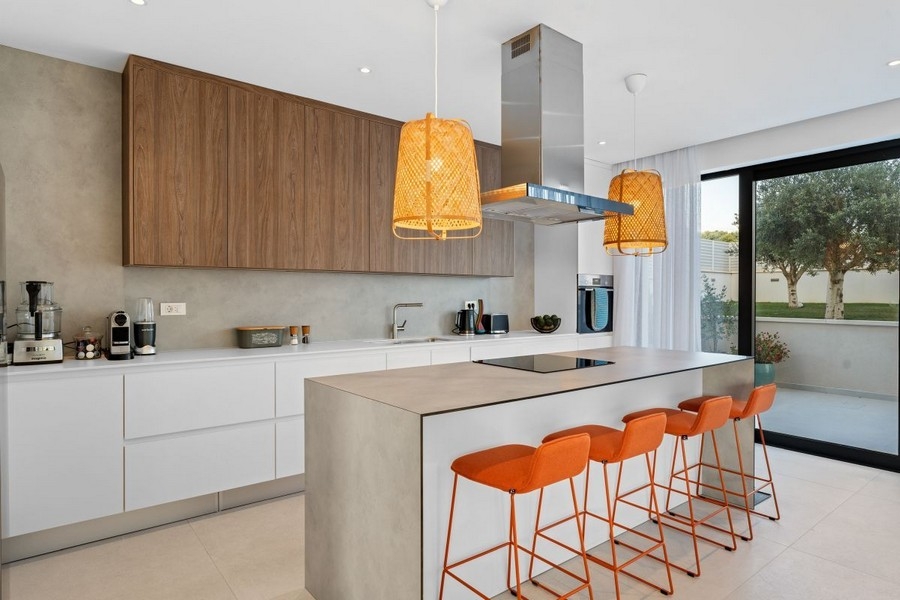Cucina moderna con isola ed elettrodomestici da incasso di pregio