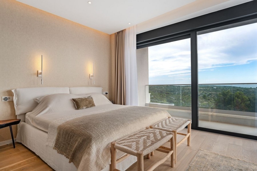 Camera da letto con balcone e bella vista sul paesaggio e sul mare
