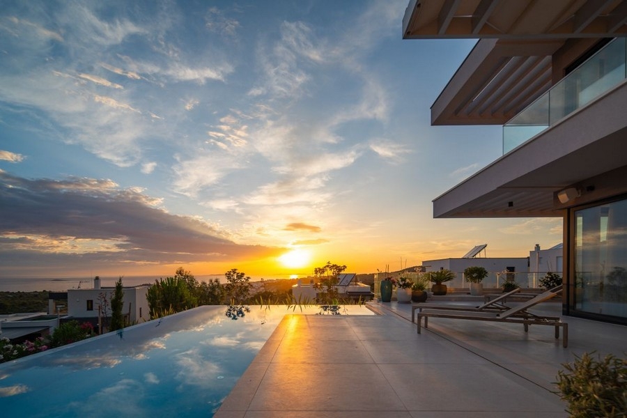 Piscina a sfioro con vista panoramica sul mare e terrazza solarium