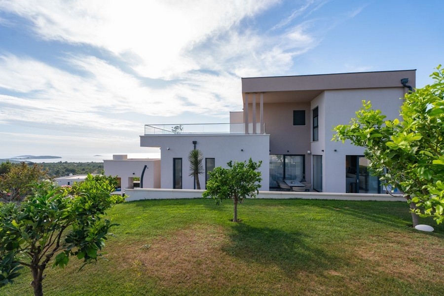 Giardino mediterraneo con villa moderna e vista mare