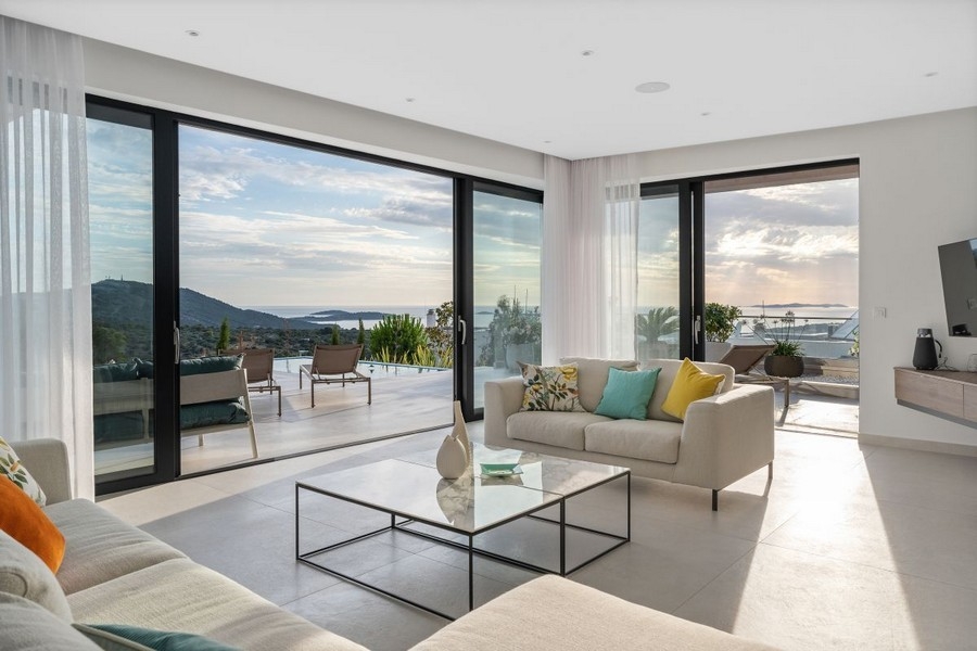 Soggiorno con accesso alla terrazza e vista sul paesaggio costiero