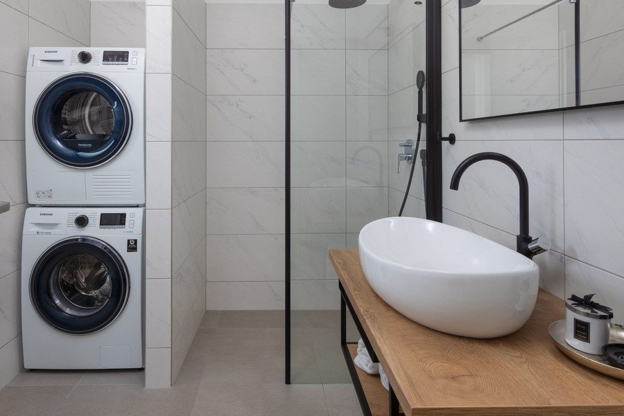 Bagno moderno con doccia e lavatrice