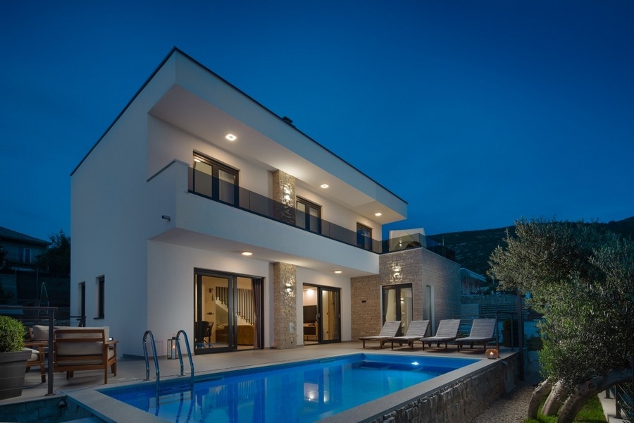 Villa moderna con piscina in vendita in Dalmazia vicino a Split.