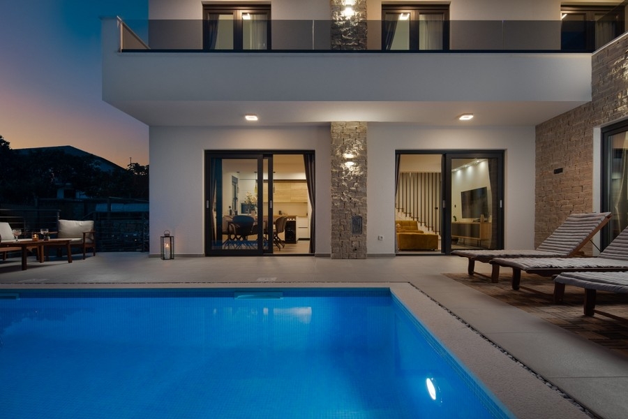 Villa con piscina vicino a Split in Croazia in vendita - H3825.