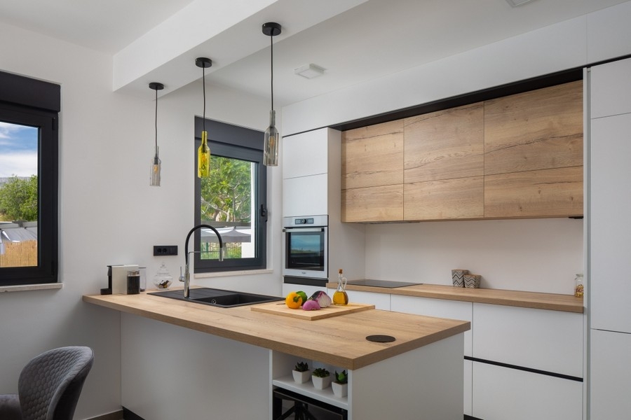 Cucina moderna con isola in una villa vicino a Split