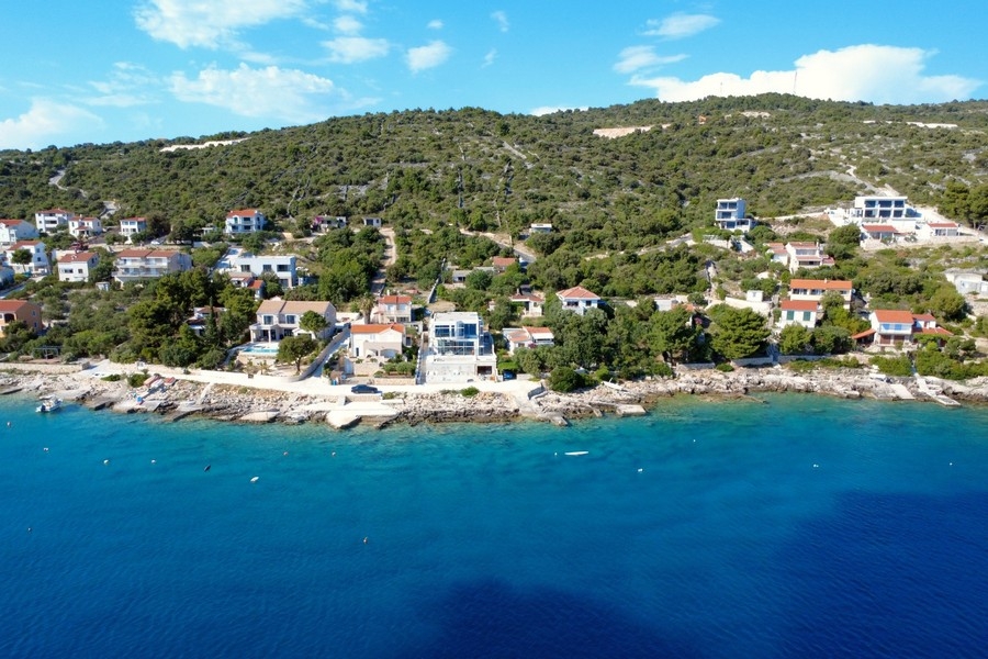 Villa moderna di nuova costruzione in prima fila al mare a Rogoznica