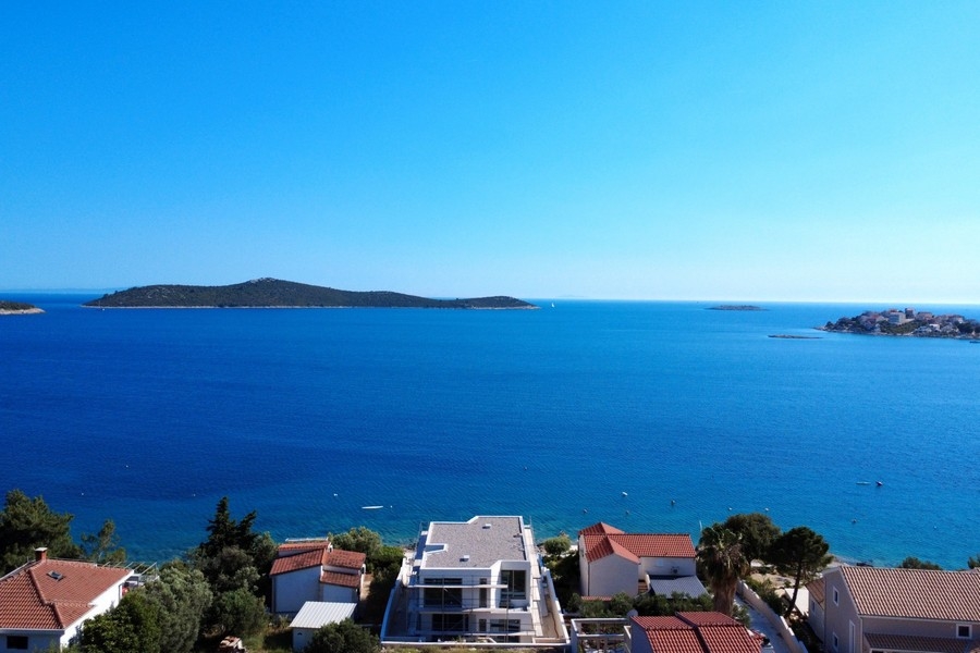 Veduta aerea della villa direttamente sulla riva del mare in Dalmazia