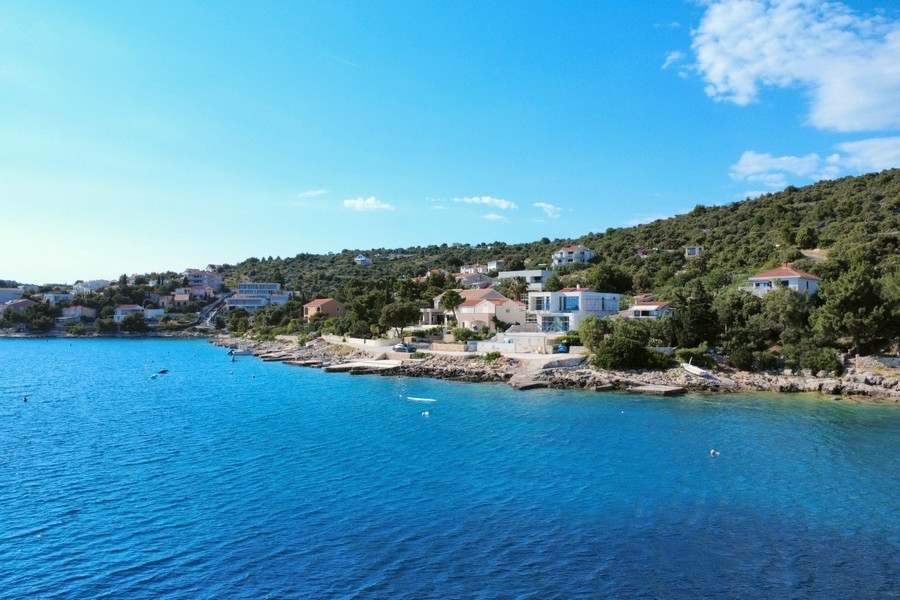 Soggiorno con terrazza e vista mare in una villa moderna