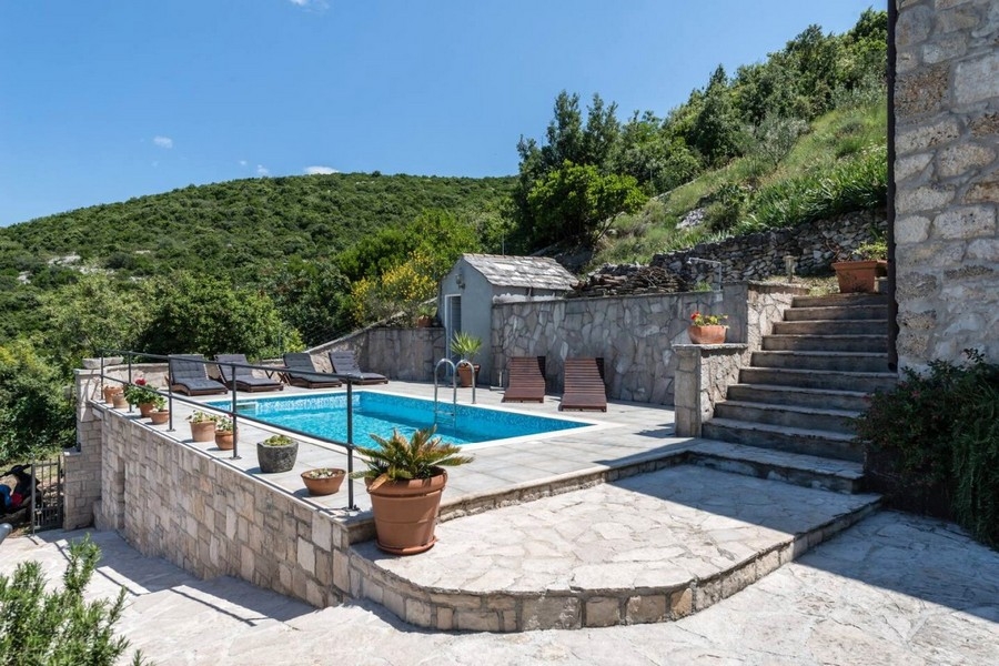 Piscina della rustica casa in pietra a Brac.