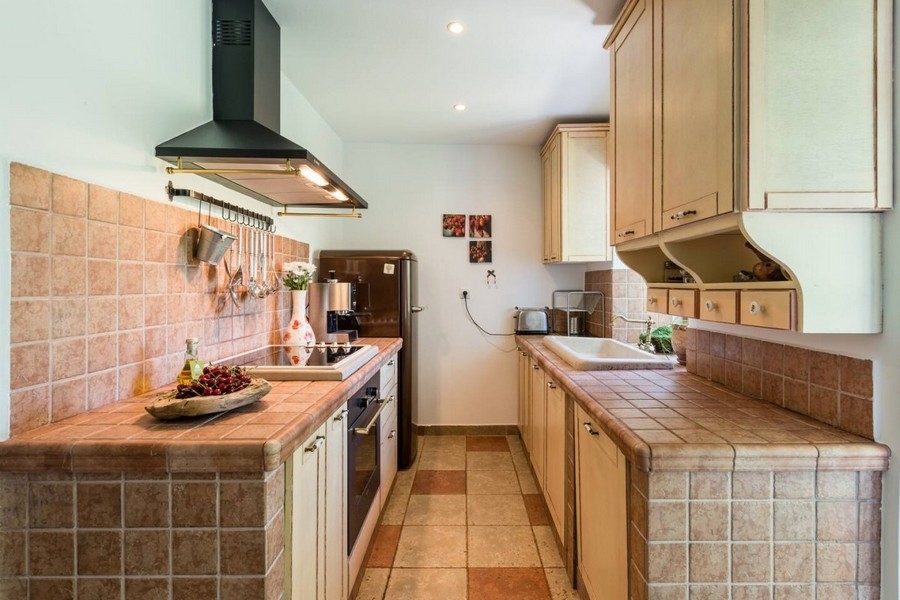 Cucina mediterranea in stile tradizionale.