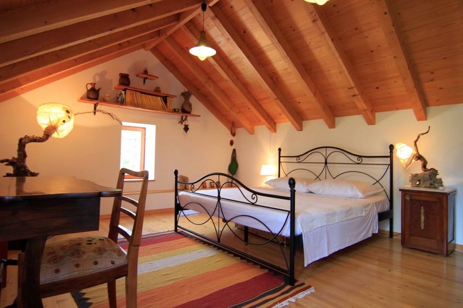 Camera da letto nel sottotetto della casa H3828 in Croazia.